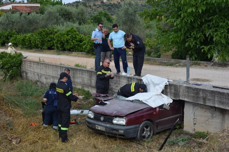 Ναύπλιο: Μαρτυρικός θάνατος για πατέρα 4 παιδιών – Το αυτοκίνητο σφήνωσε σε γεφυράκι (βίντεο)
